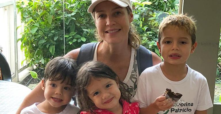 Fofura! Em Portugal, Luana Piovani dá banho nos filhos Bem e Liz