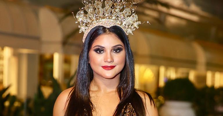 Mileide Mihaile surge com look nada básico e chama a atenção em baile de gala