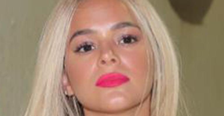 Bruna Marquezine surge loiríssima em camarote e deixa fãs em choque