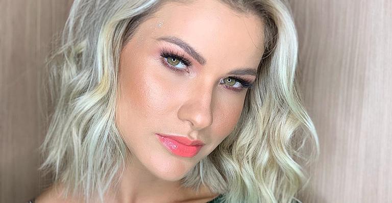 Andressa Suita investe em look com brilho para show do marido em Salvador