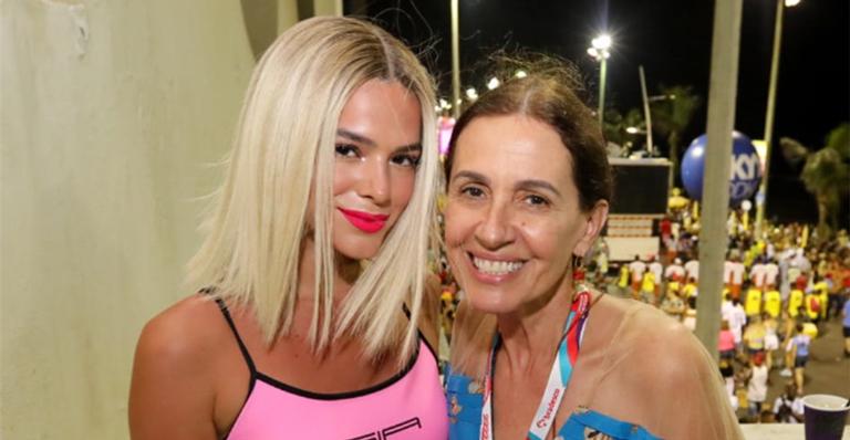 Bruna Marquezine se machuca ao curtir a folia em camarote de Salvador