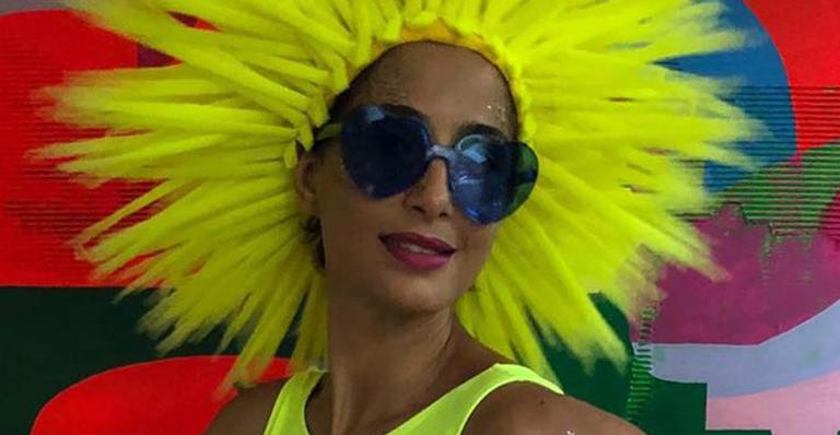 Aos 41 anos, Camila Pitanga surge magérrima em maiô neon para a folia