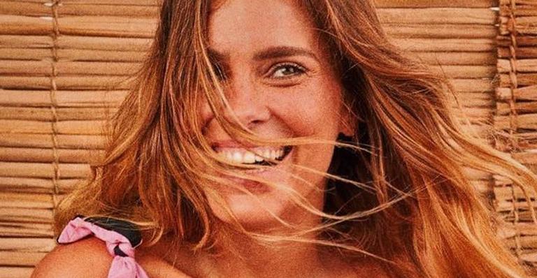Longe do carnaval, Carolina Dieckmann mostra flexibilidade ao surgir de maiô