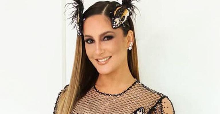 Claudia Leitte se veste de piranha em mais um bloco de carnaval