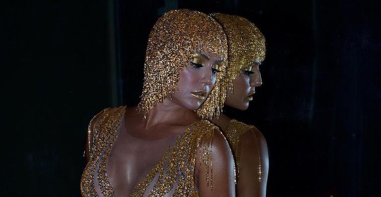 Deborah Secco surge com visual completamente dourado na Sapucaí