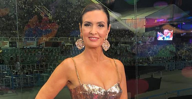 Fátima Bernardes mostra antes e depois do look para a transmissão na Globo