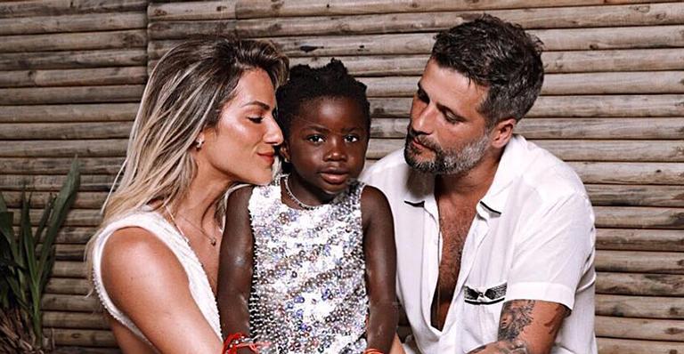Filha de Bruno Gagliasso e Giovanna Ewbank, Titi aposta no batom vermelho para bloquinho infantil