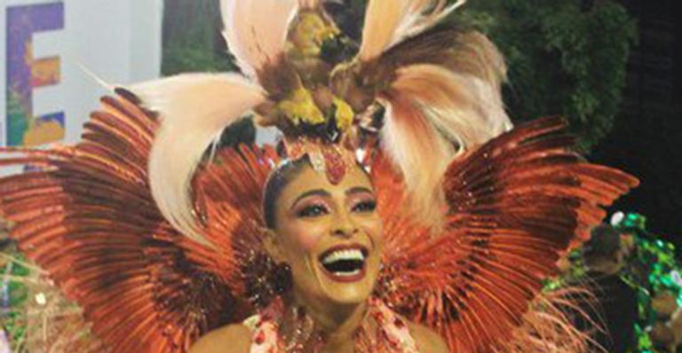 Juliana Paes surge deslumbrante como Rainha de Bateria, mas umbigo rouba a cena