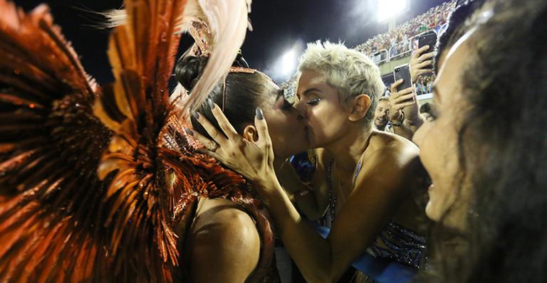 Juliana Paes dá selinho em Deborah Secco durante desfile no Rio