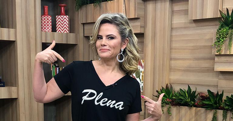 Maria Cândida vai parar no hospital após curtir bloco em SP
