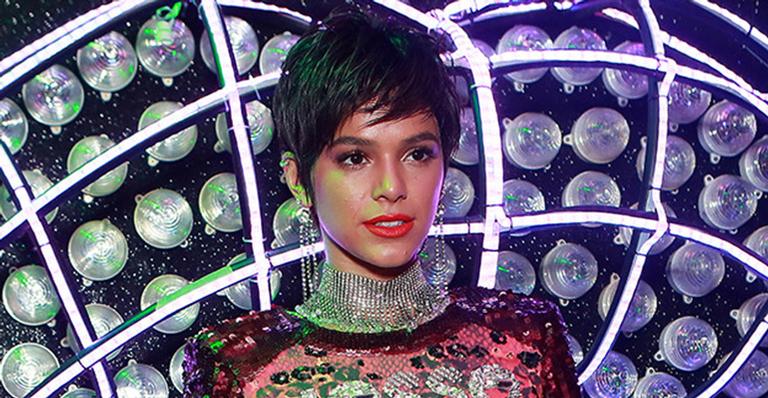 Bruna Marquezine surge com cabelo curto em camarote na Sapucaí