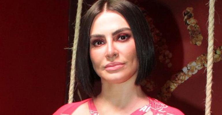 Com decote profundo, Cleo surge com look provocante no carnaval