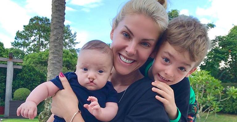 Ana Hickmann encanta ao surgir com o filho e o sobrinho no feriadão