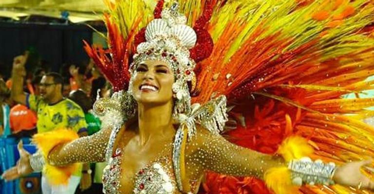 Lívia Andrade exibe o corpo escultural em look com transparência e brilho