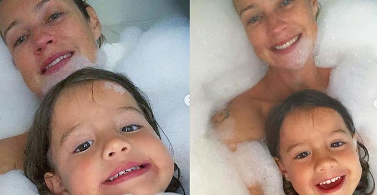 Longe do Brasil, Luana Piovani se diverte em banho de espuma com a filha Liz