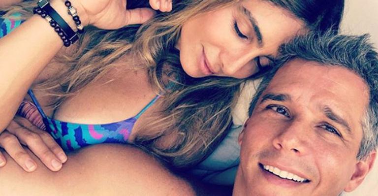Márcio Garcia aproveita o Carnaval agarradinho na esposa: ”Eu e ela”