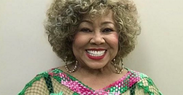 Alcione e mais famosos festejam a vitória da Mangueira no carnaval do Rio