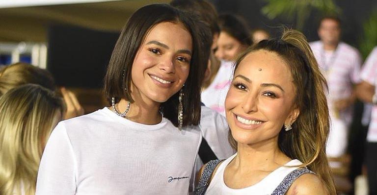 Após polêmica, Bruna Marquezine volta à Sapucaí e se diverte com Sabrina Sato