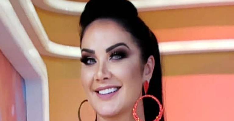 Helen Ganzarolli surge com visual arrasador para trabalhar no Carnaval