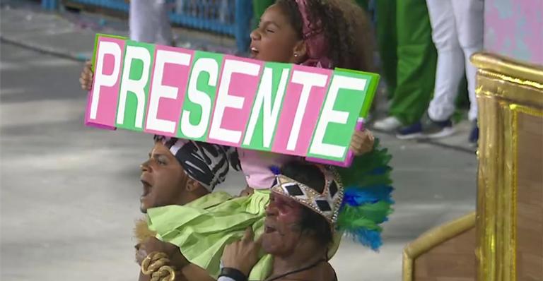 Mangueira é campeã após desfile arrebatador que homenageou heróis esquecidos do Brasil