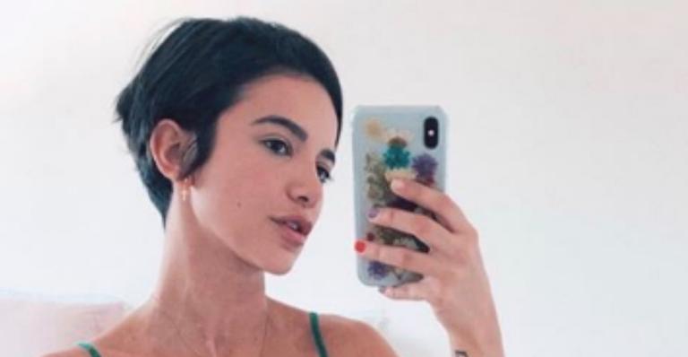 De biquíni, Manu Gavassi exibe boa forma e fãs a confundem com Marquezine