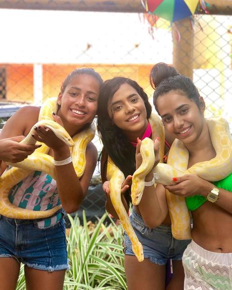 MC Loma beija cobra durante viagem e provoca polêmica: ”Ela é minha irmã”