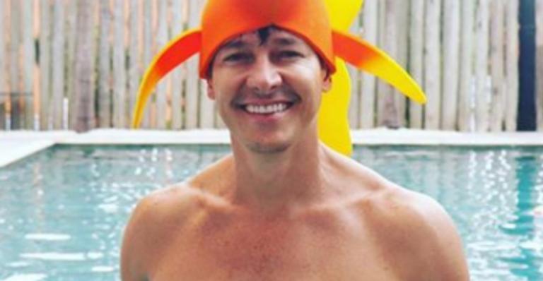 Na piscina, Rodrigo Faro reúne as três filhas e fãs elogiam beleza