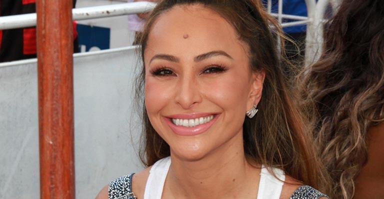 Sabrina Sato aparece com machucados nos ombros na apuração do carnaval no Rio