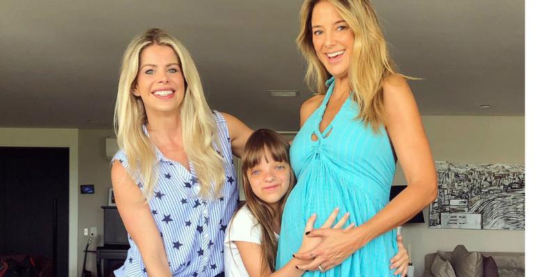 Grávida, Ticiane Pinheiro reúne e amiga Karina Bacchi em foto fofa com os filhos