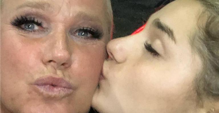 Em Nova York, Xuxa Meneghel se despede de Sasha e desabafa: ”Tem meu outro coração batendo”
