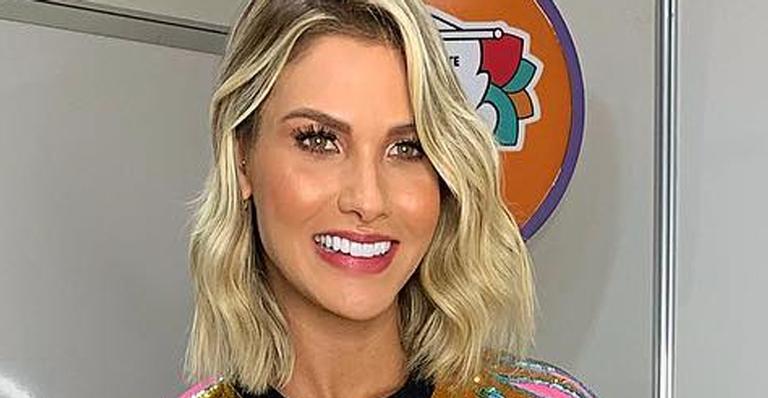Andressa Suita surge em foto com as mulheres de sua família e fãs vibram: ”Como se parecem”