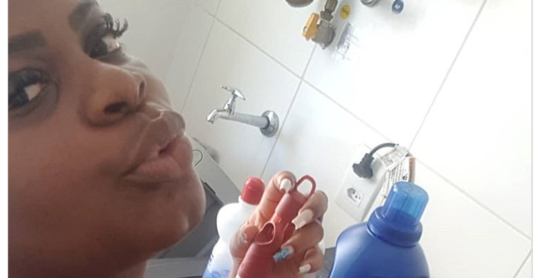Depois do glamour do Carnaval, Jojo Todynho exibe seu apartamento e faz faxina