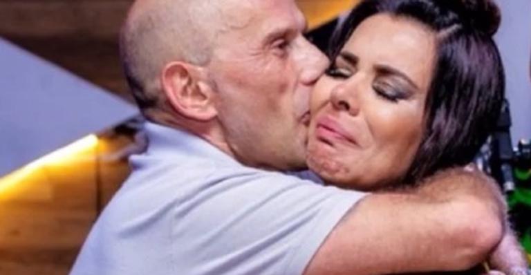 Rafael Ilha leva Mara Maravilha às lágrimas em momento emocionante