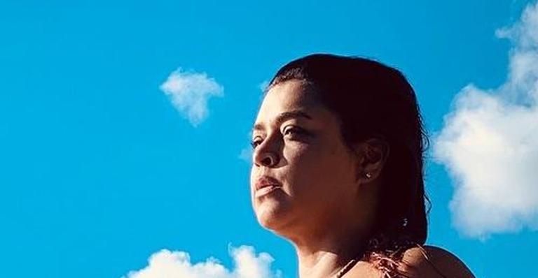 Preta Gil descansa na praia e mostra o corpaço em foto de biquíni