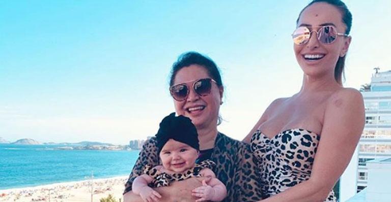 Mãe de Sabrina Sato divide clique antigo com irmã da apresentadora no colo e fãs cravam: ”É a cara da titia”