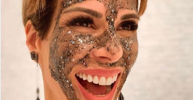 Carnaval acabou? Ana Furtado surge com máscara facial de glitter e brinca: ”Não acabou por aqui”