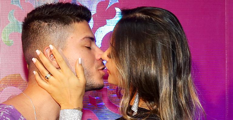 Mayra Cardi surge com visual provocante e beija muito Arthur Aguiar em camarote