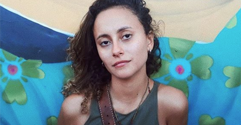 Atriz de Malhação, Alice Milagres surge sem calcinha e exibe as estrias na pele