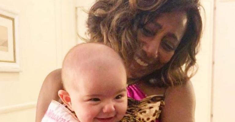 Glória Maria se derrete ao conhecer Zoe, filha de Sabrina Sato: ”Musinha da Copa”