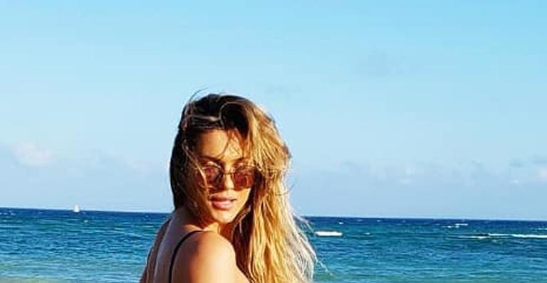 Lívia Andrade abaixa a canga para mostrar demais em foto na praia