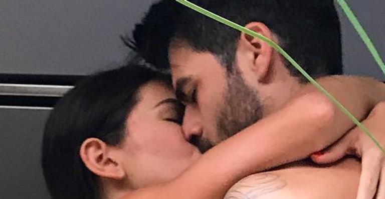 Rodrigão e Adriana Sant’anna trocam beijaço e aparecem seminus em clique ousado