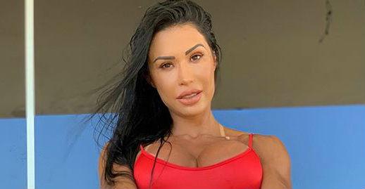 Gracyanne Barbosa leva neta de dois anos para aula de pole dance
