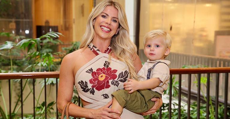 Enrico Bacchi rouba a cena em evento de moda com a mãe, Karina Bacchi