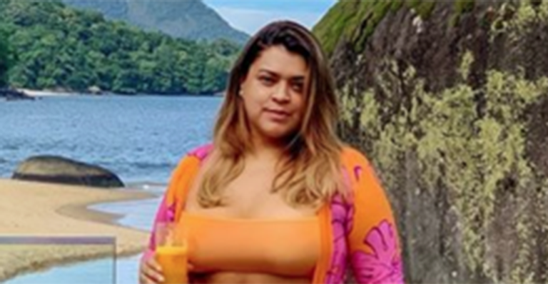 Preta Gil mostra a neta estilosa para curtir dia de diversão na piscina
