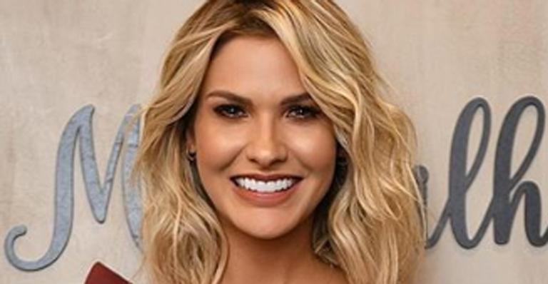 Andressa Suita esbanja sensualidade com look de couro e ganha elogios: ”A mamãe mais linda do Brasil”