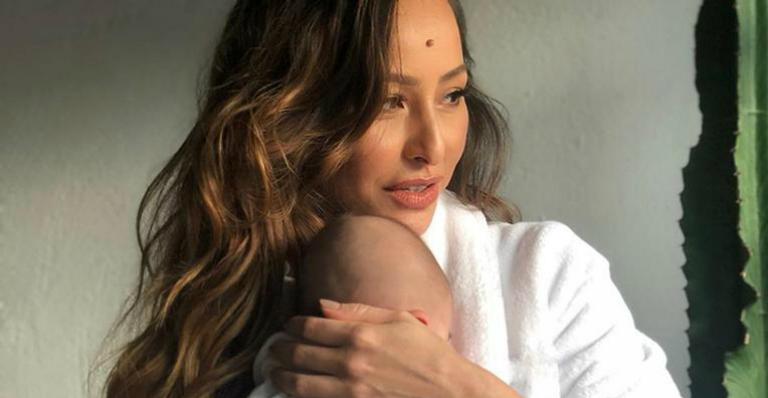 De turbante e roupa de oncinha, Zoe conquista seguidores da mamãe, Sabrina Sato