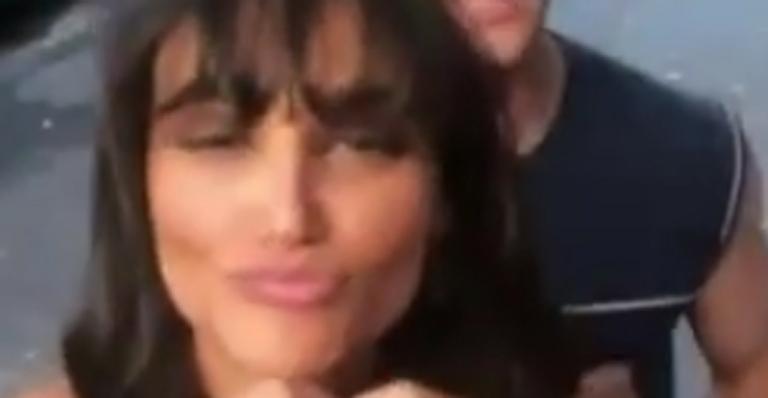 Débora Nascimento retorna sorridente ao trabalho e ganha o carinho dos colegas de elenco