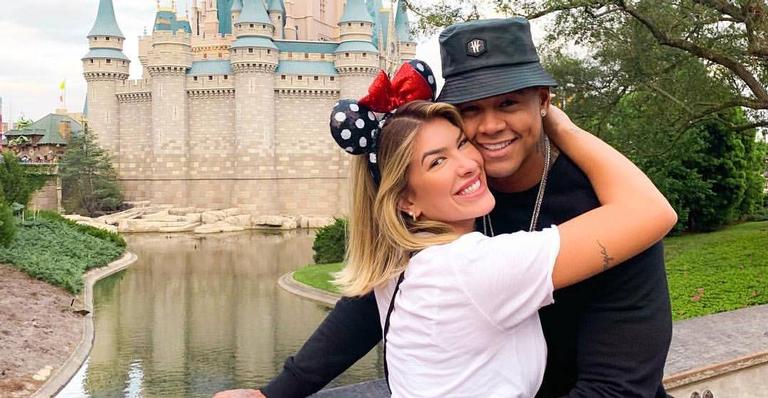 Lorena Improta e Leo Santana se jogam em férias em Orlando