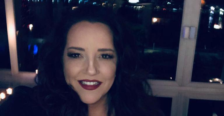 Nova namorada de Ana Carolina surge totalmente nua em capa de disco