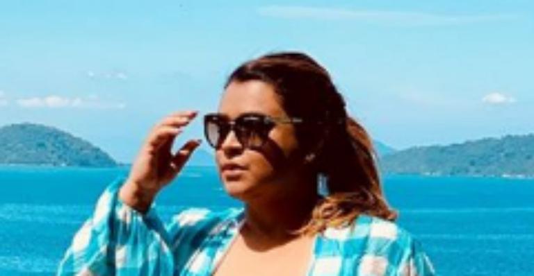 Preta Gil curte dia de praia e mostra boa forma em clique de biquíni